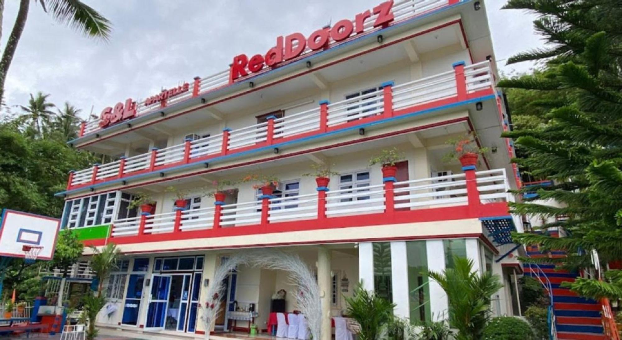 Reddoorz At S & L Apartelle Daraga Albay ليغاسبي المظهر الخارجي الصورة