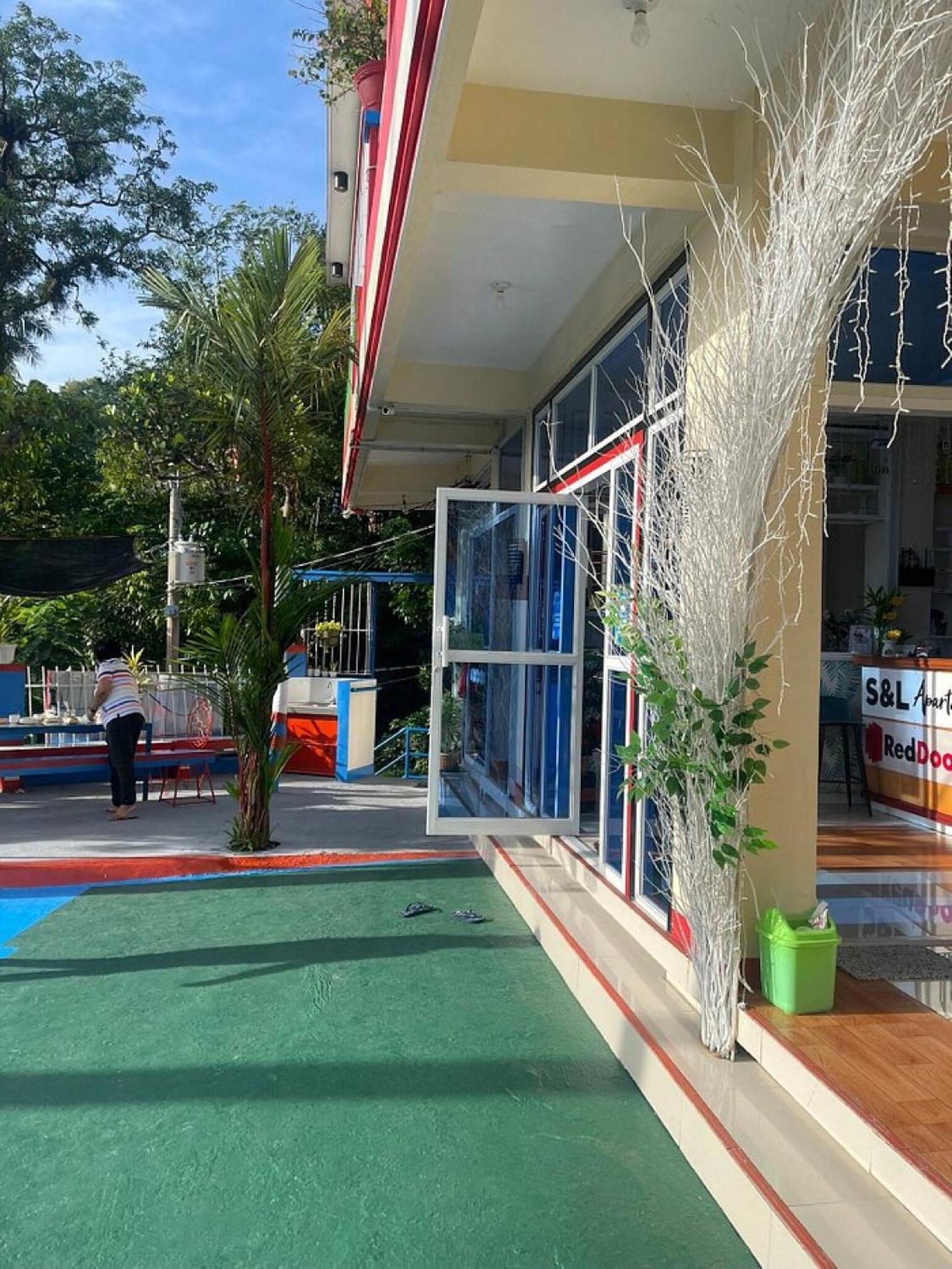 Reddoorz At S & L Apartelle Daraga Albay ليغاسبي المظهر الخارجي الصورة